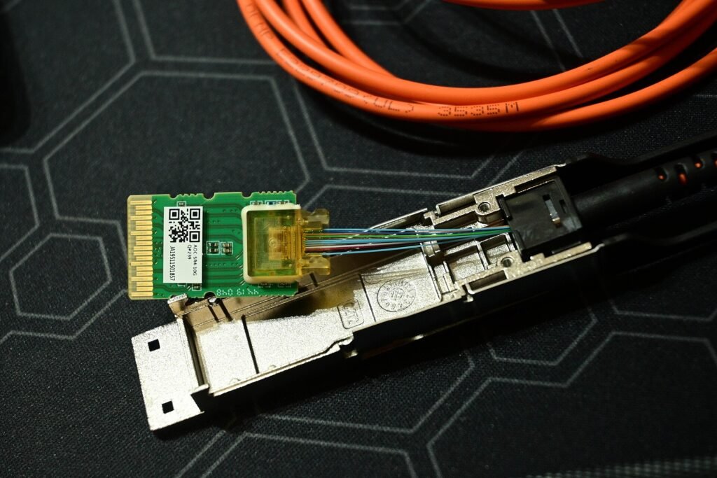 光模块结构示意：拆解后的 QSFP 光收发模块，展示内部 PCB 电路板与光器件