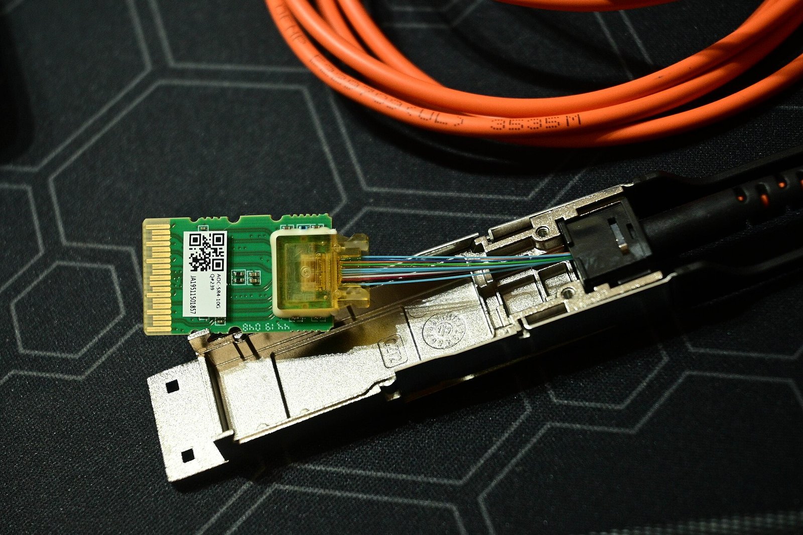 光模块结构示意：拆解后的 QSFP 光收发模块，展示内部 PCB 电路板与光器件